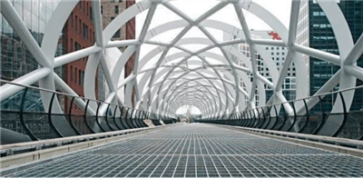 Rejilla de acero utilizada con éxito en un proyecto de paso elevado urbano